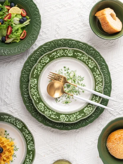 Round Vintage-style Dish Set